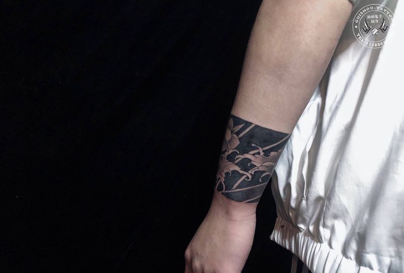 臂环纹身图片_手臂纹身图案