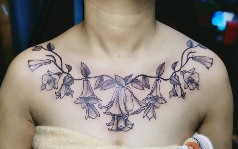 胸前花藤纹身图片_胸部欧美写实纹身图案