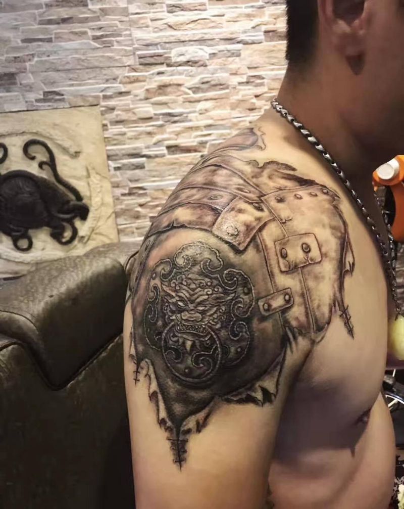 肩盔甲纹身图片