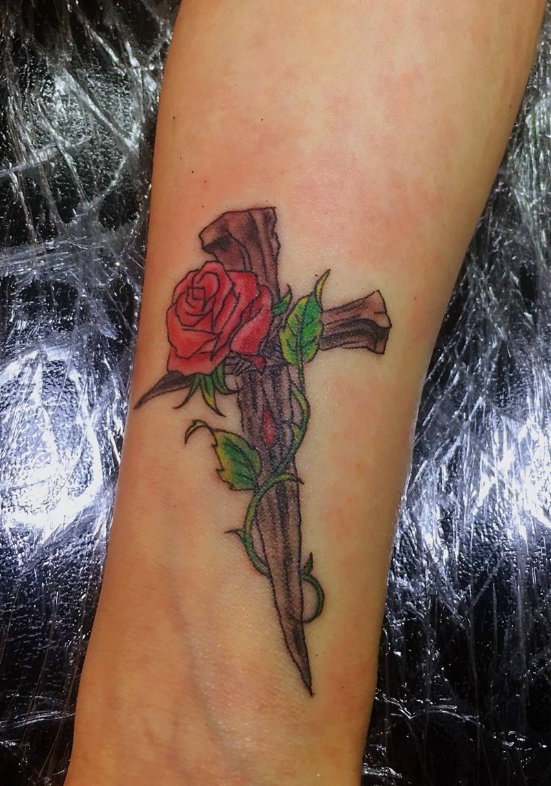 十字架花纹身图片_成品手部传统清新植物静物纹身图案