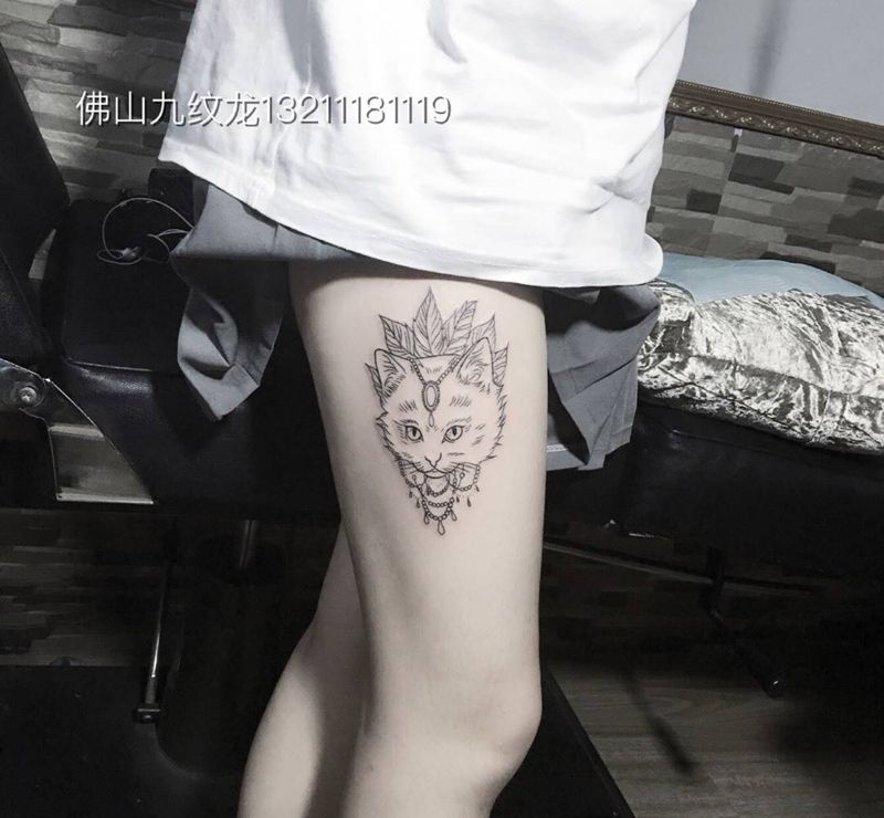 美女与小猫纹身图片