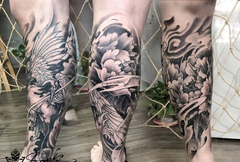 鹤，牡丹纹身图片_腿部新传统鹤牡丹花黑灰纹身图案