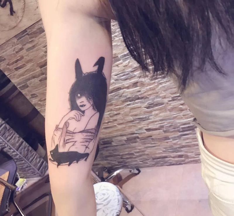 变色龙美女纹身图片