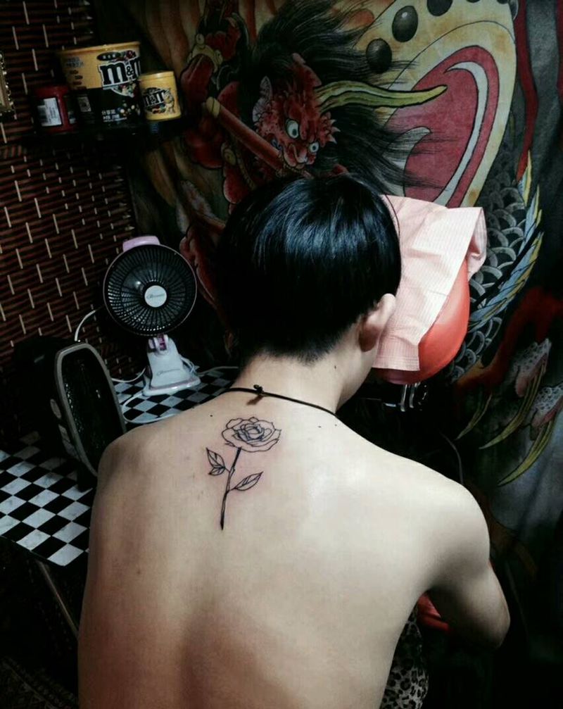 线条花玫瑰纹身图片