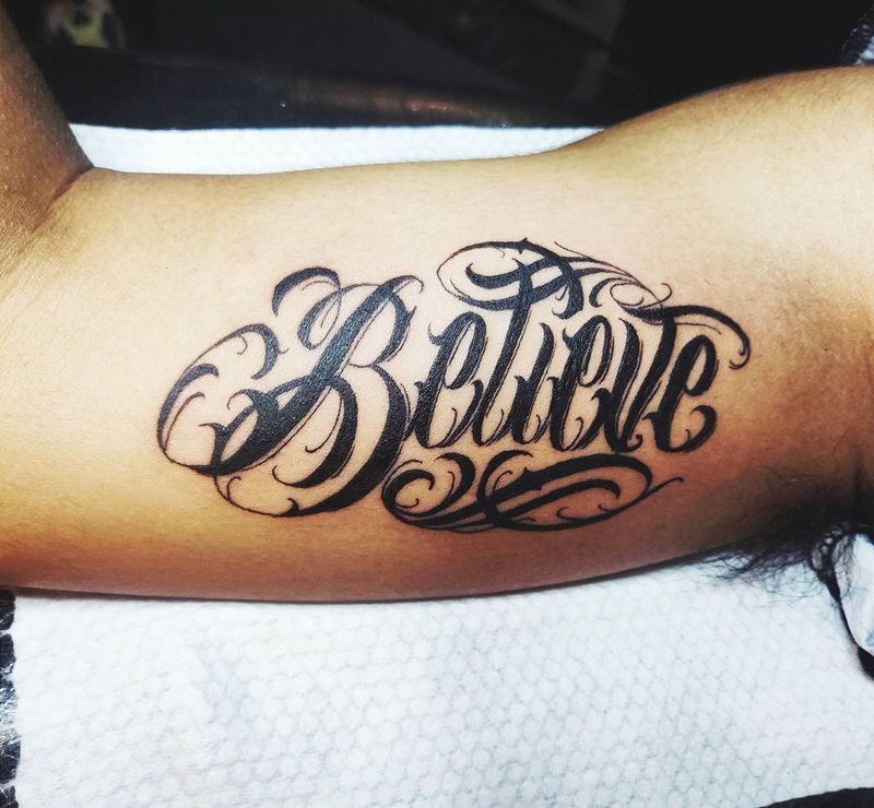 Believe纹身图片_手臂花体字纹身图案