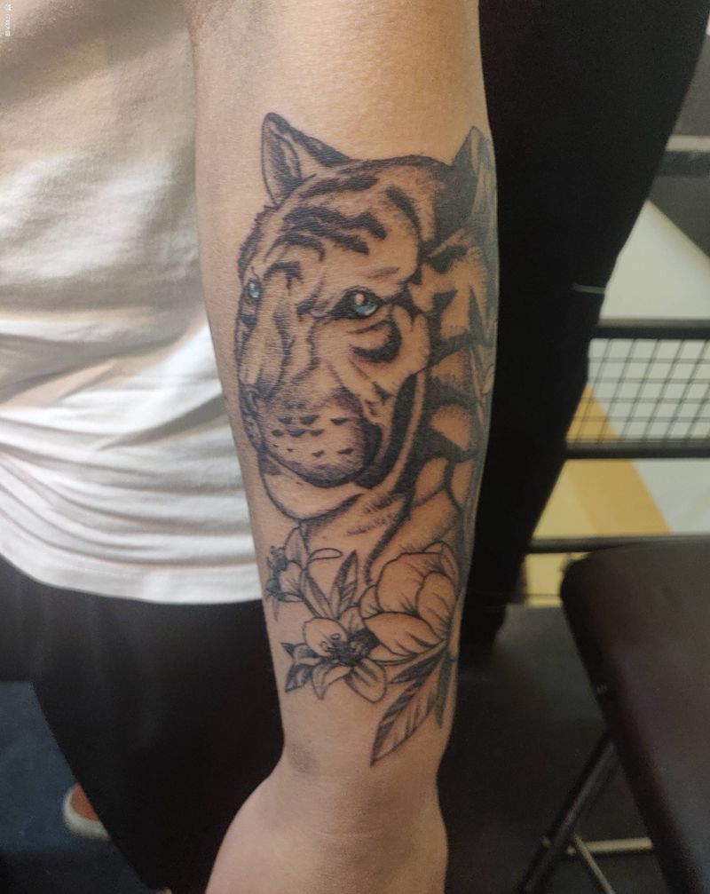 大猫纹身图片_手臂素花纹身图案