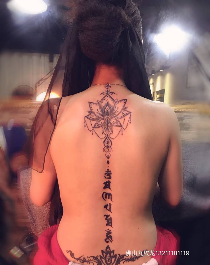 背梵花纹身图片