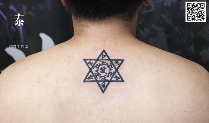 六字真言纹身图片_背部几何纹身图案