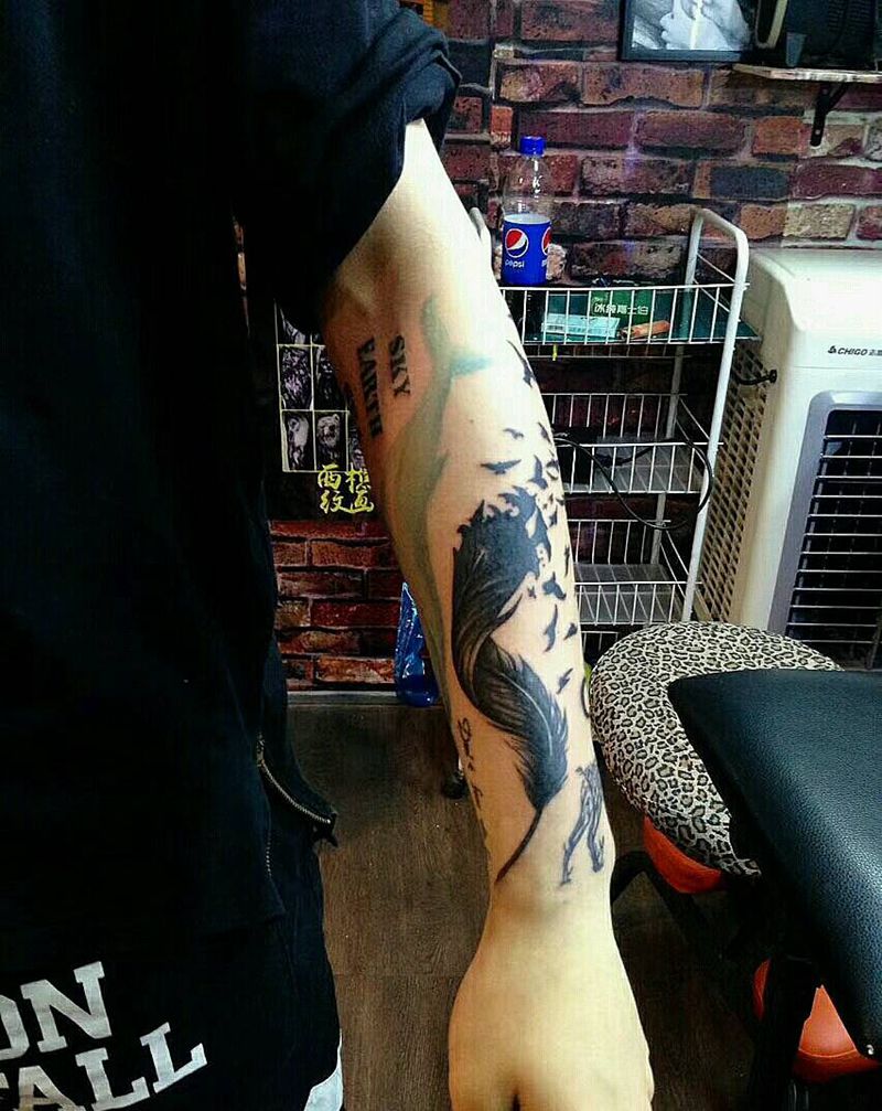 飘零羽毛纹身图片