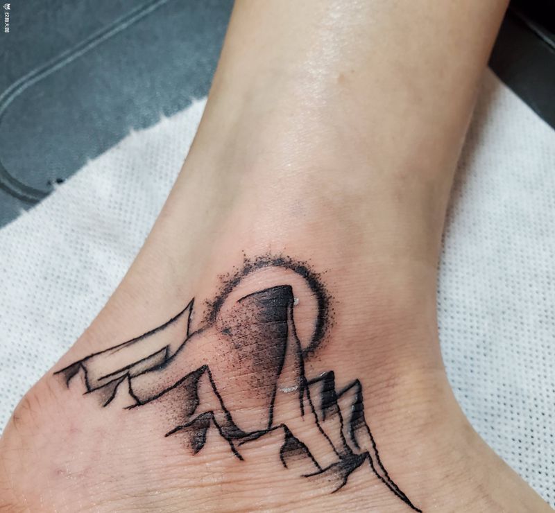 修改   点刺山峰纹身图片_脚部纹身图案