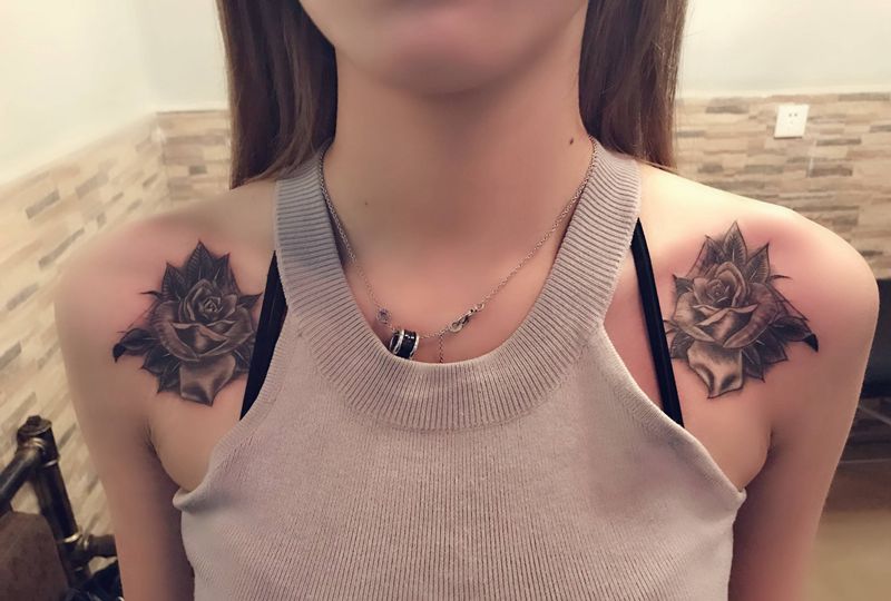 双肩玫瑰纹身图片