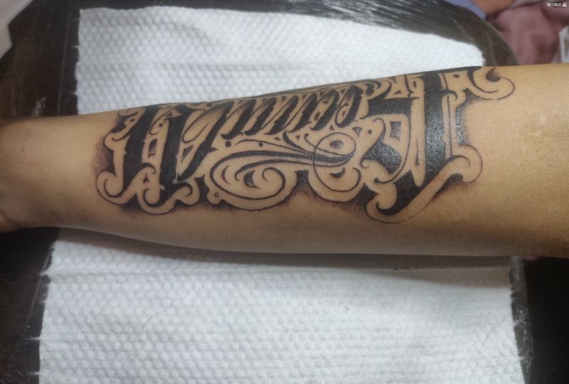 花体字纹身图片_手臂花体字纹身图案
