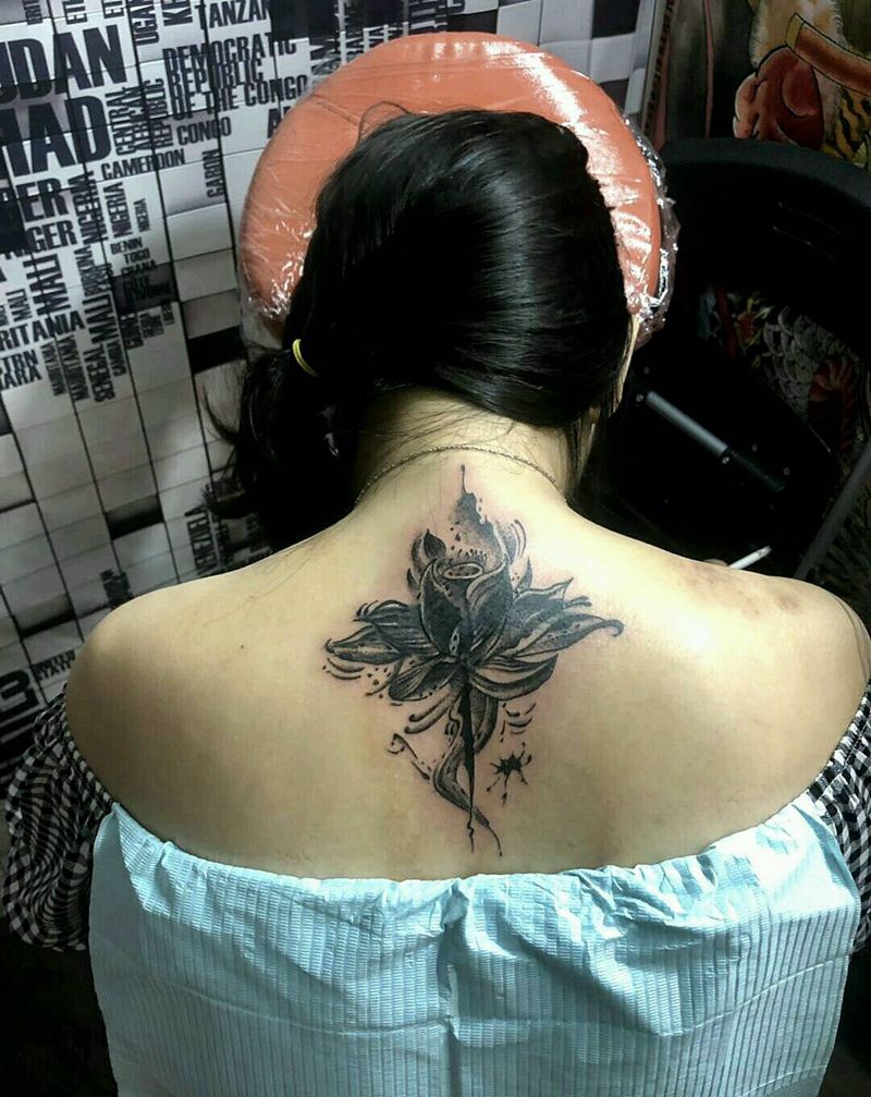莲花遮盖纹身图片_背部纹身图案