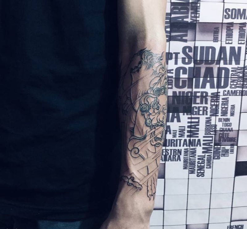 唐狮线条纹身图片_手臂纹身图案