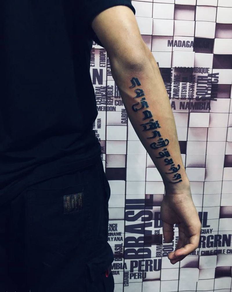 驻店师傅操作纹身图片_手臂纹身图案