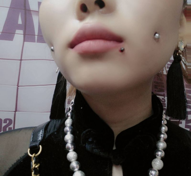 酒窝钉 唇钉纹身图片_颈部纹身图案