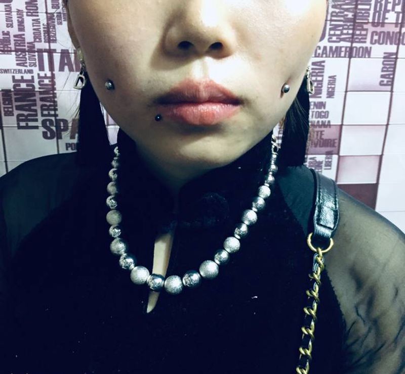 酒窝钉 唇钉纹身图片_颈部纹身图案