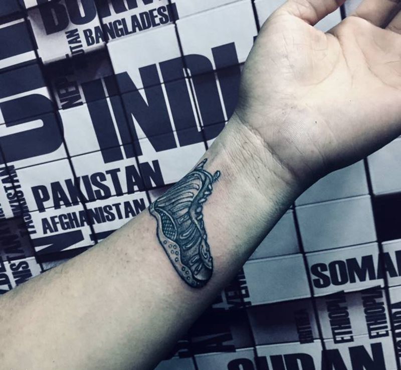 鞋子纹身图片_手臂纹身图案