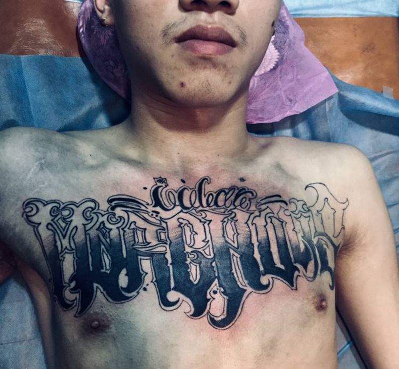 客户赶飞机还没完成纹身图片_胸部纹身图案