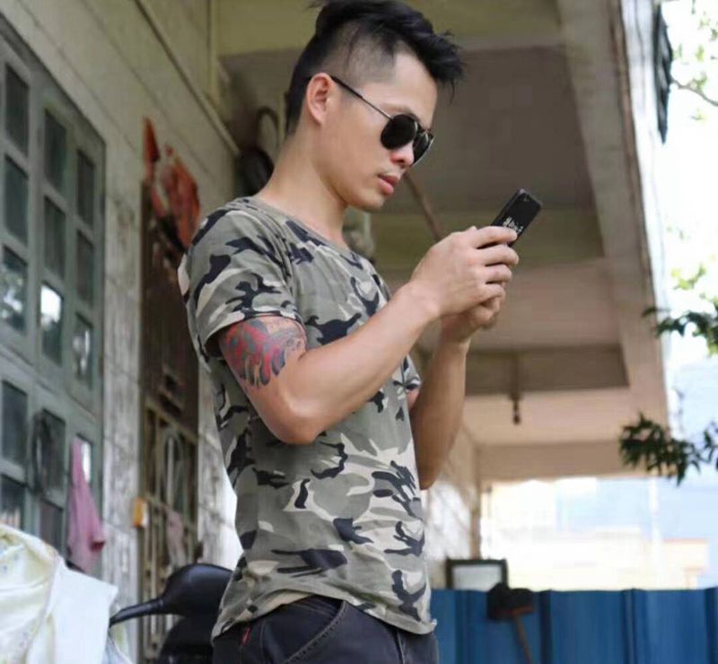 客户秀很帅的阿兵哥纹身图片_手臂纹身图案