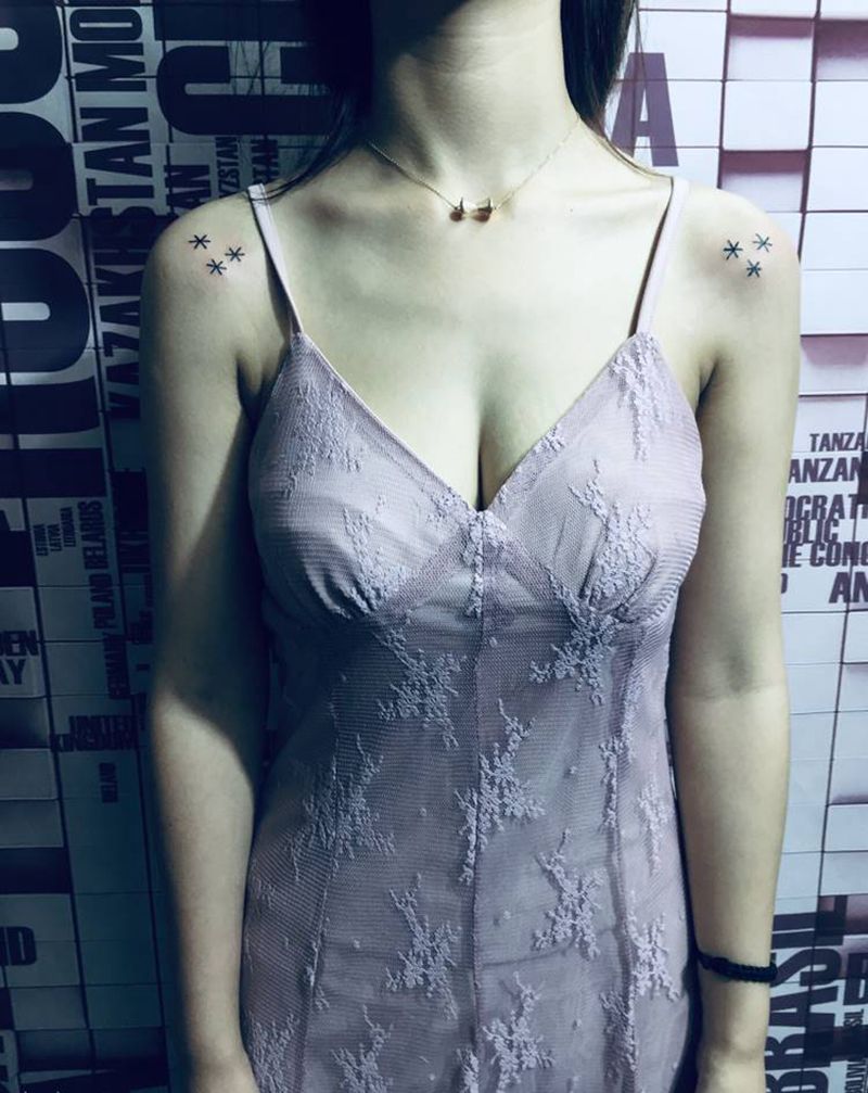 双肩小图纹身图片_肩部纹身图案