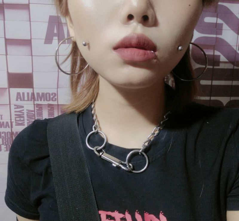 唇钉纹身图片_颈部纹身图案