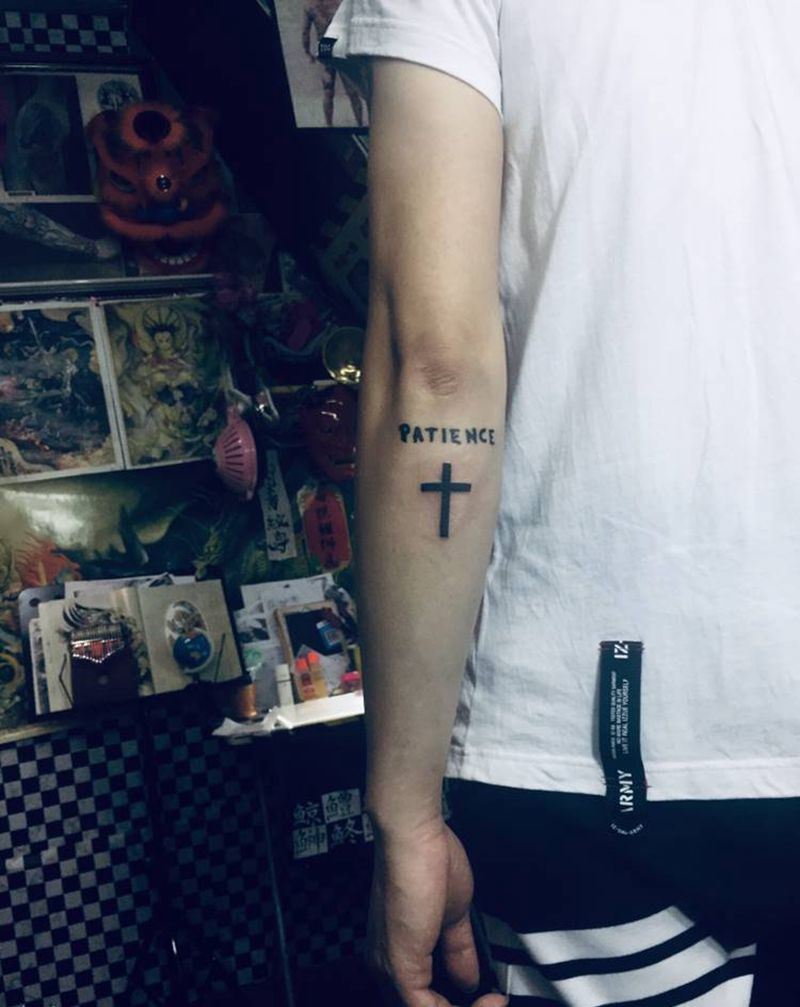 十字架纹身图片_手臂纹身图案