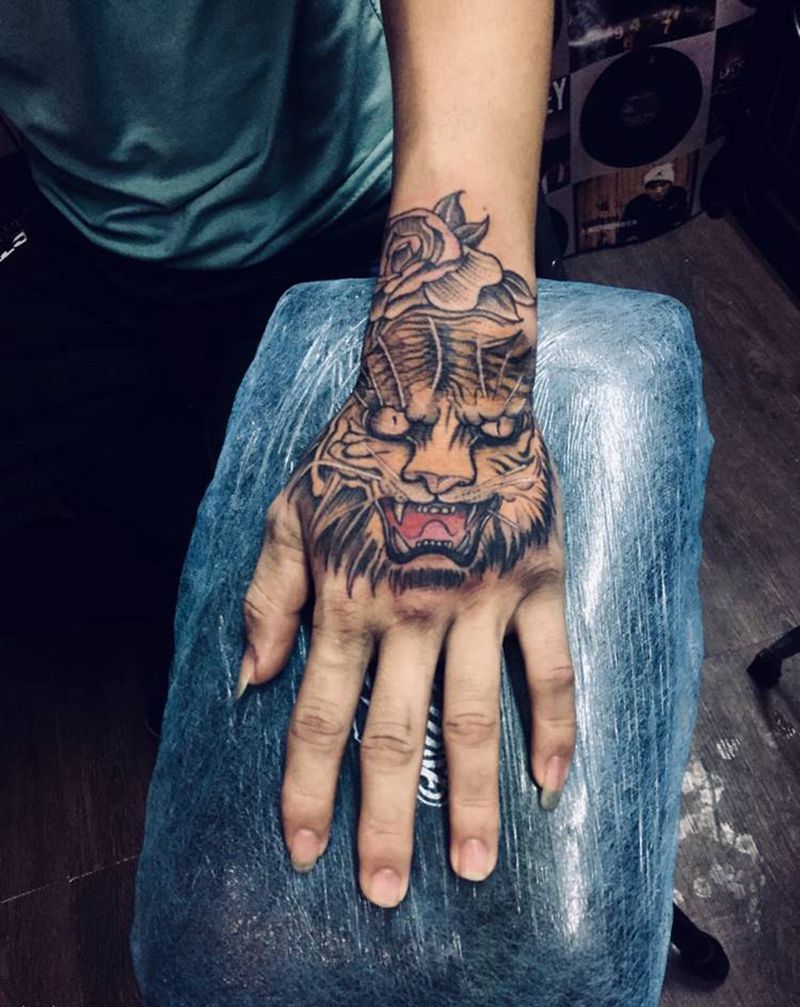 手背虎头纹身图片_手部纹身图案