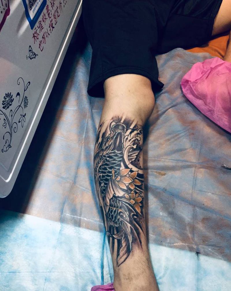 鲤鱼纹身图片_腿部纹身图案