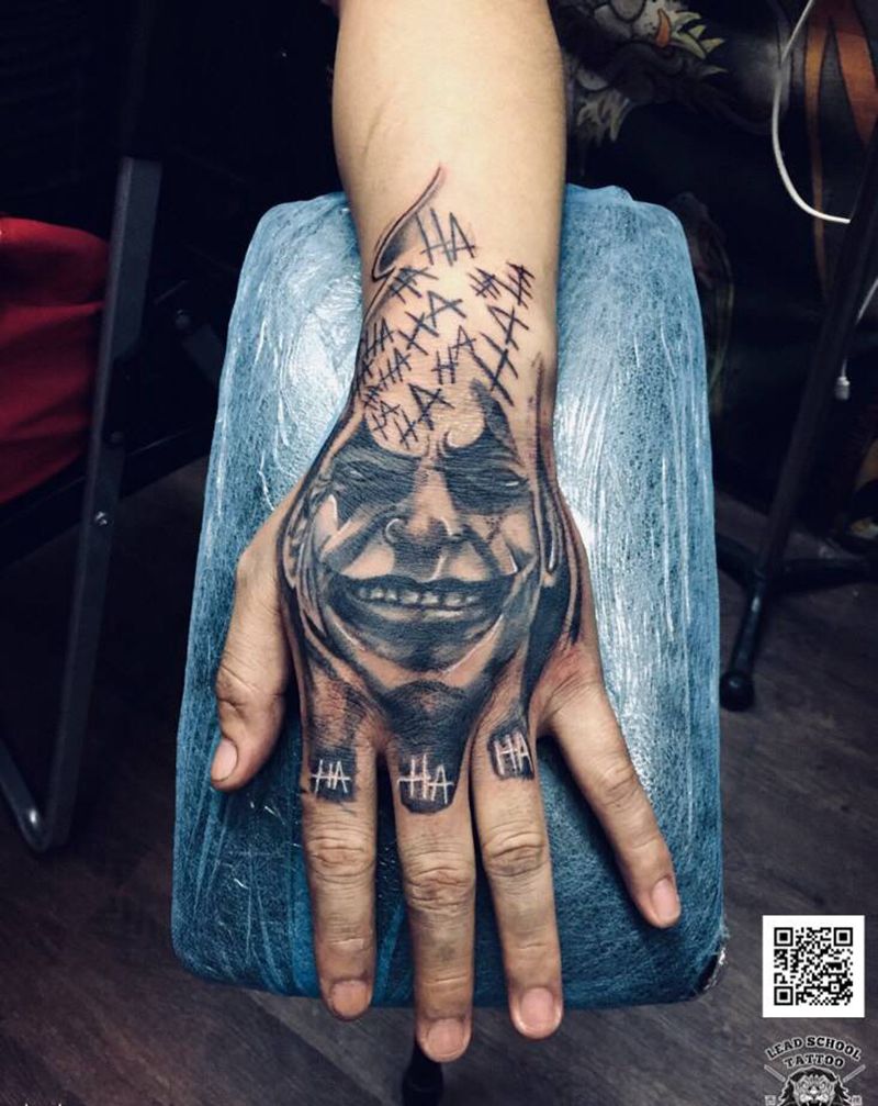 小丑纹身图片_手部纹身图案