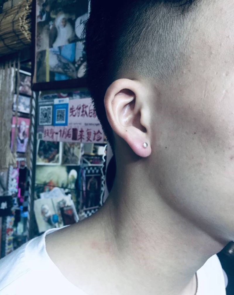 耳钉纹身图片_颈部纹身图案