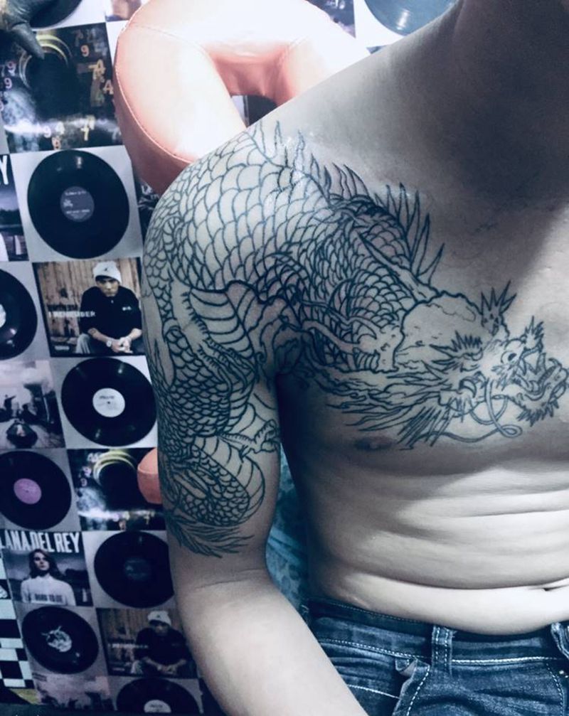 过肩龙线条修改纹身图片_手臂肩部纹身图案