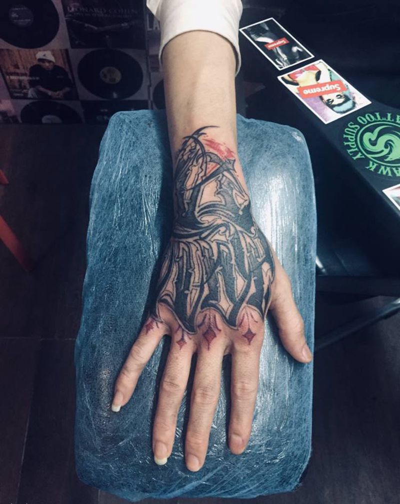 手背奇卡诺纹身图片_手部纹身图案