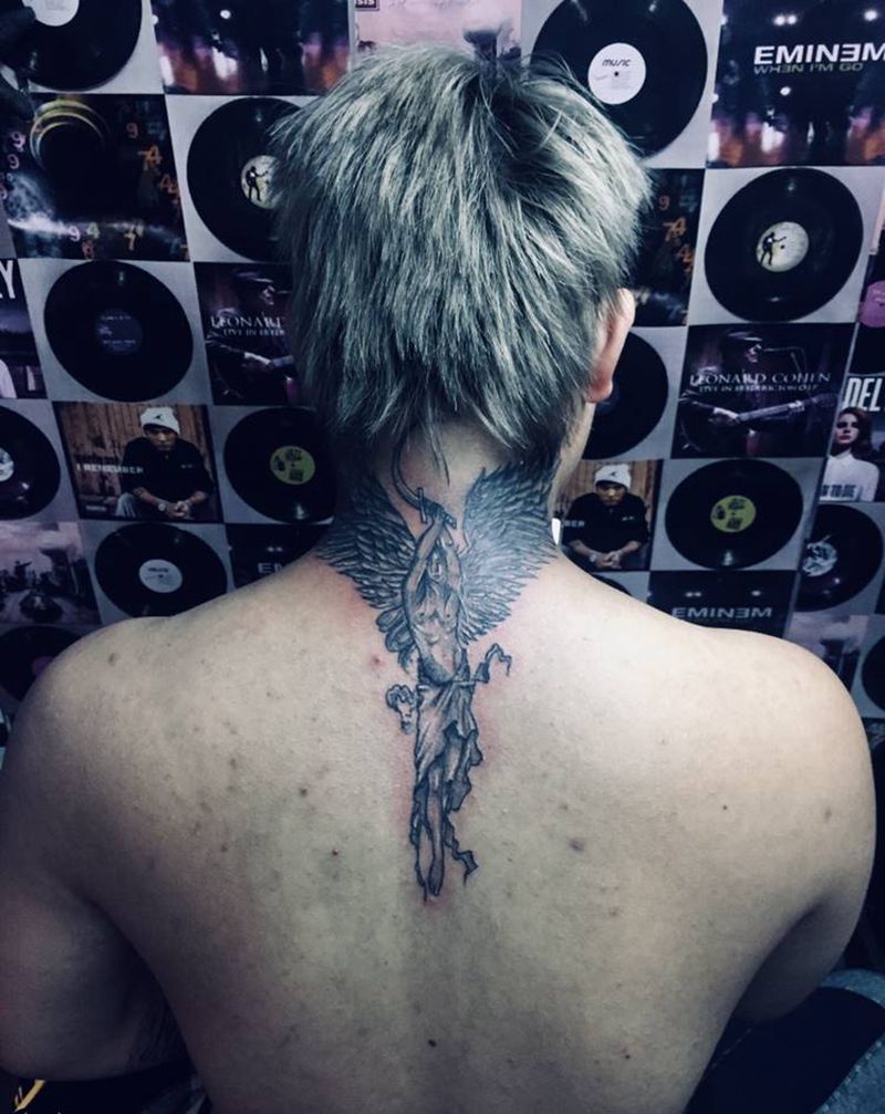 天使纹身图片_颈部纹身图案