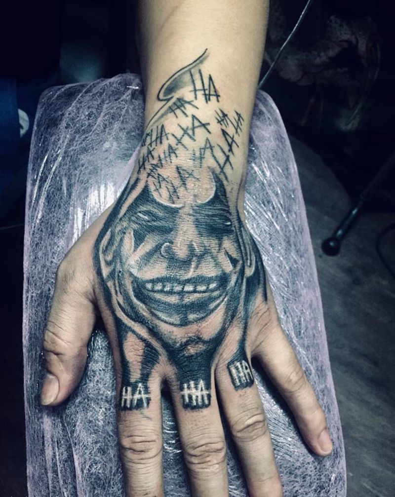 小丑纹身图片_手部纹身图案