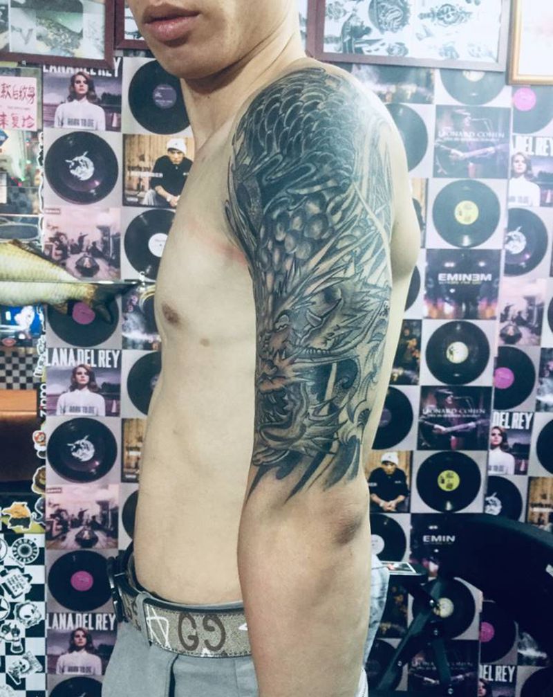 大臂龙纹身图片_手臂纹身图案