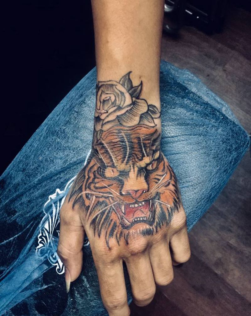 虎头纹身图片_手部纹身图案
