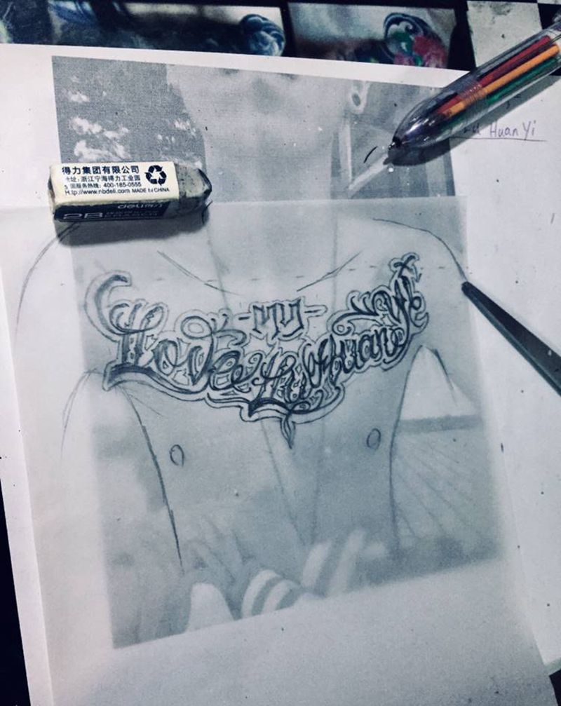 女朋友花体纹身图片_胸部纹身图案