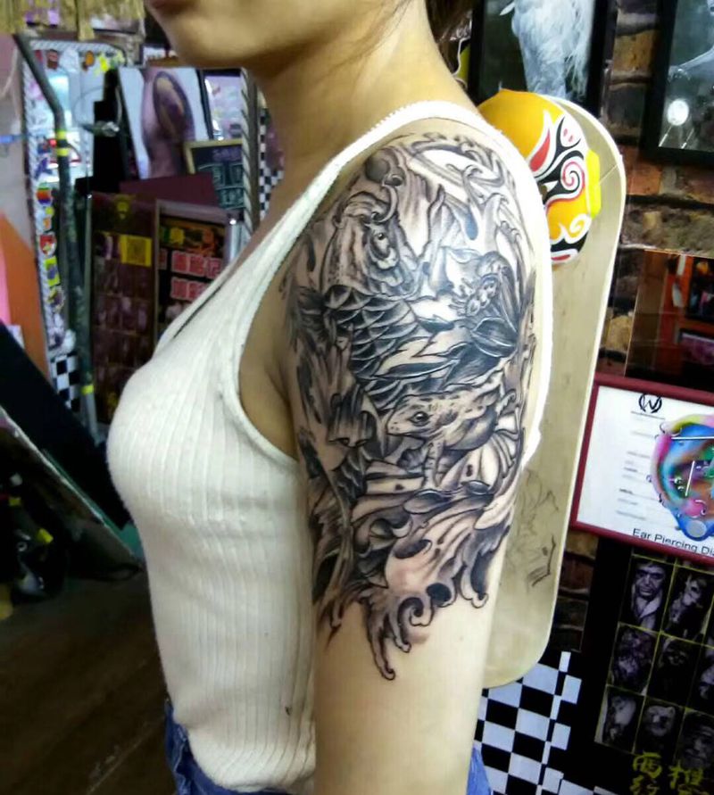 美女大臂鲤鱼纹身图片_手臂纹身图案