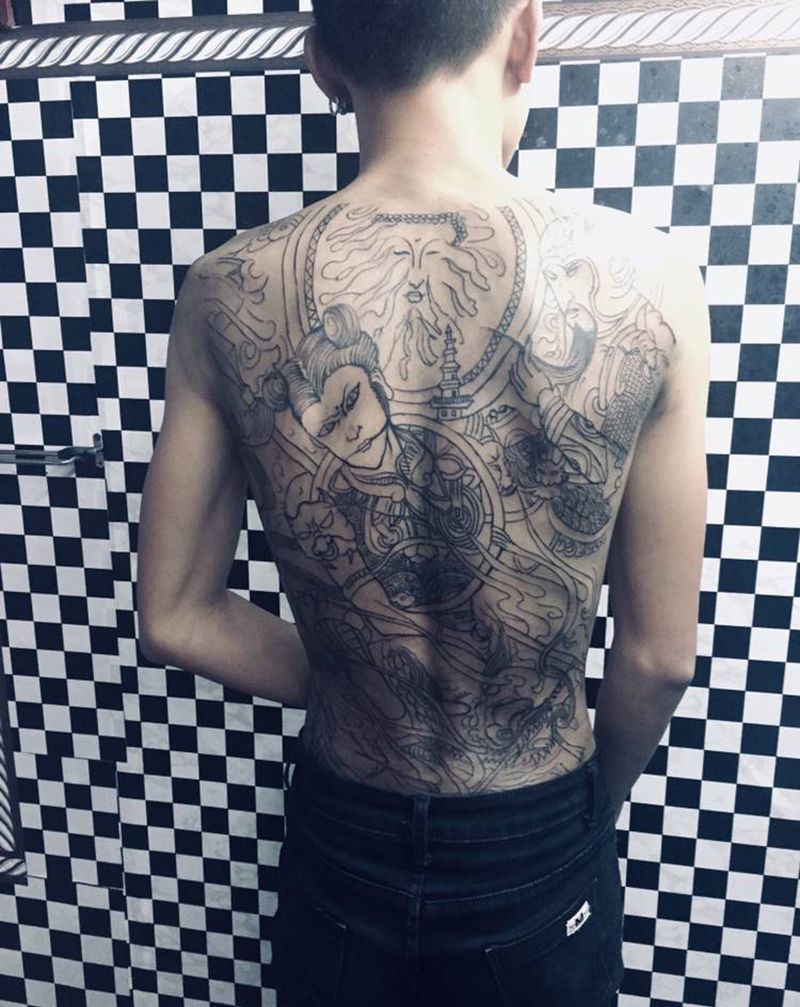 娜扎线条纹身图片_背部纹身图案