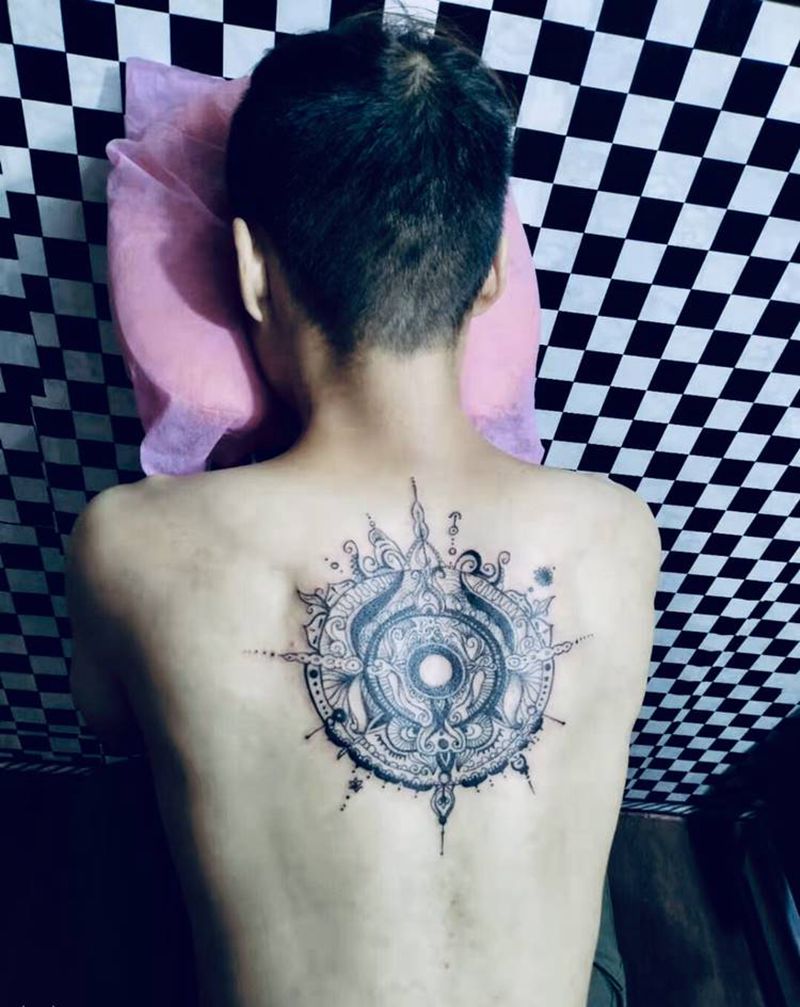 曼陀罗纹身图片_背部纹身图案