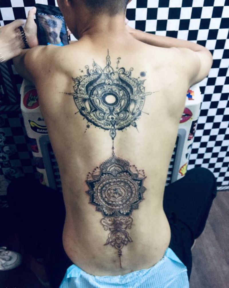 曼陀罗纹身图片_背部纹身图案