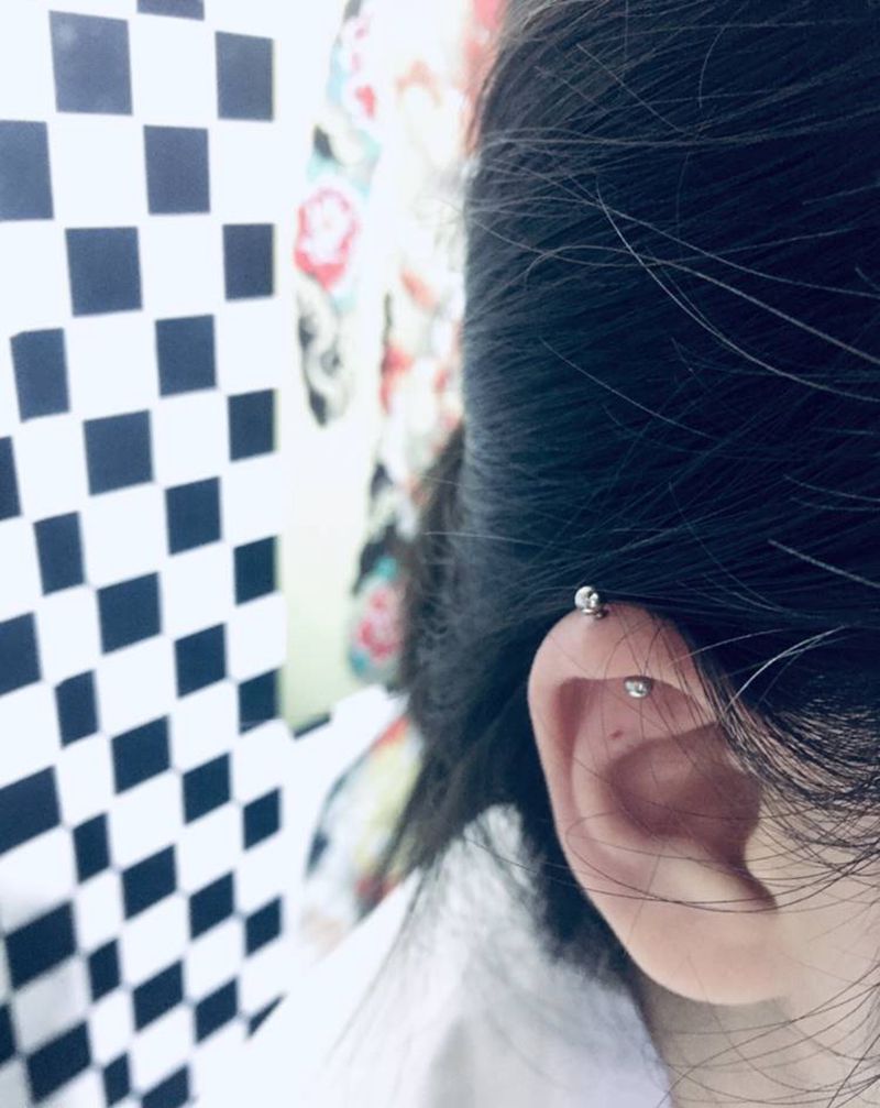 耳钉纹身图片_颈部纹身图案