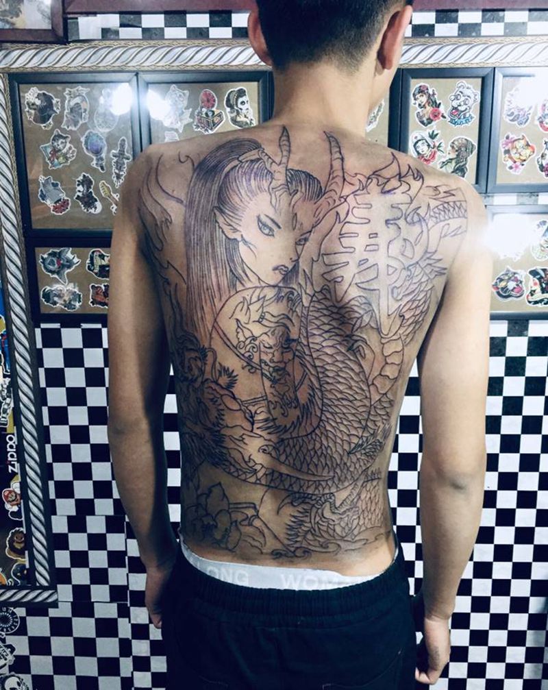 线条纹身图片_背部纹身图案