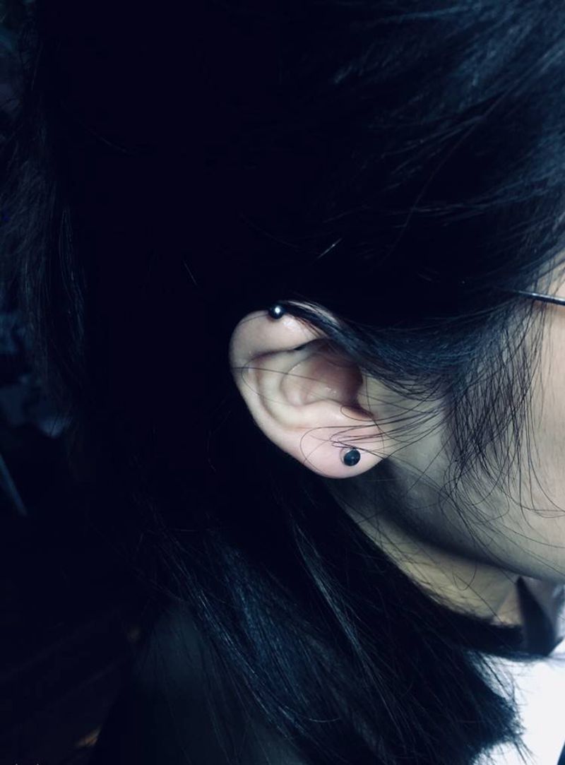 耳钉纹身图片_颈部纹身图案