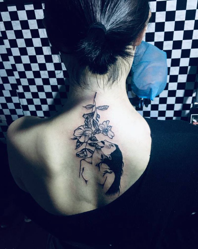 美女纹身图片_背部纹身图案