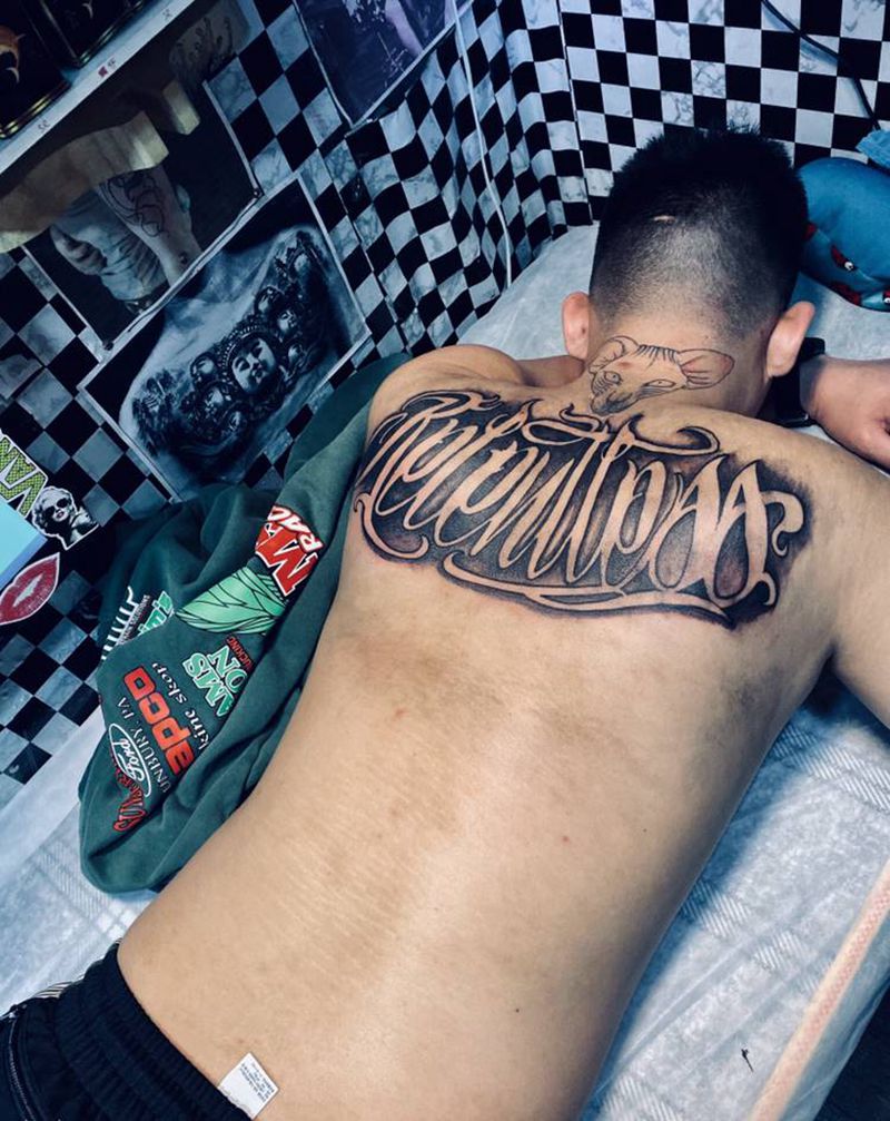 后背英文纹身图片_背部纹身图案