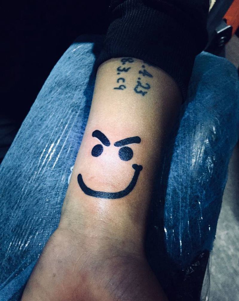 笑脸纹身图片_手臂纹身图案