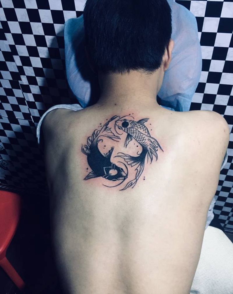 鱼太极纹身图片_背部纹身图案