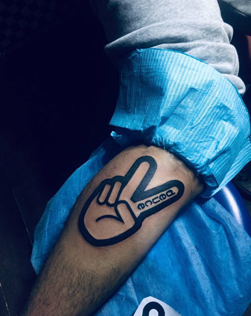 V手纹身图片_腿部纹身图案